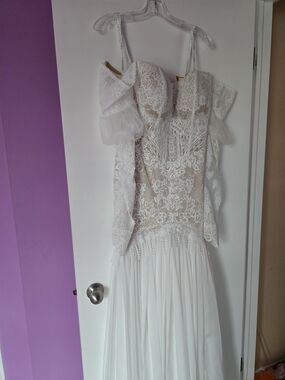 Elegant White Lace Off-Shoulder Wedding Dress